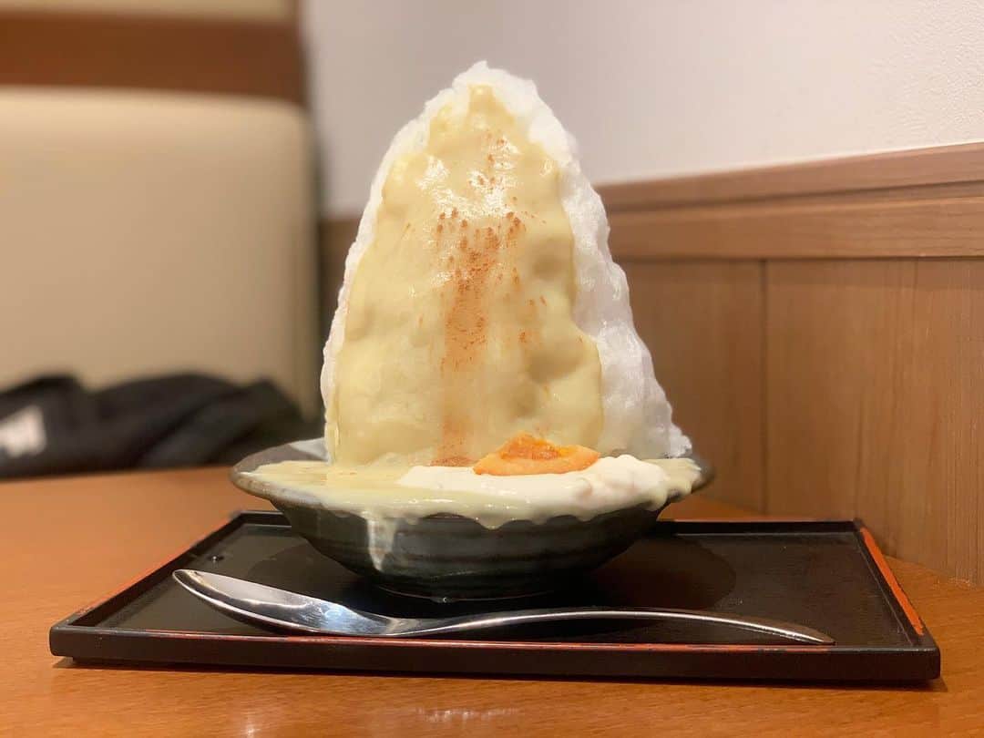 原田麻子さんのインスタグラム写真 - (原田麻子Instagram)「さつまいもと柑橘クリーム  今年も💕 とろりなめらかおいもソースに 柑橘ピール入りのクリームがぽとん。オレンジの飾りも。  シナモンの風味がきいたおいもにさわやか柑橘。 こちららしく、重たい素材でも軽やかな味わいでするする入る  美味しい〜  #かき氷#かき氷🍧#おやつ#ごはん#sweets#shaveice」11月18日 12時45分 - achakoko