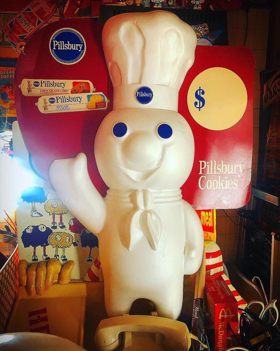 大川知英のインスタグラム：「90's Pillsbury Dough Boy  Paper Sign Display🇺🇸🍪 キッチンにズッポシ👨🏽‍✈️ロナルドくん.. ここには飾らないから🤡うぴー❗️ #pillsbury #doughboy #storedisplay #papersign#vintage#90s#可愛いぜよ #紙看板好き#amecajiboys #takatsubase #アメトイ部キャプテン」