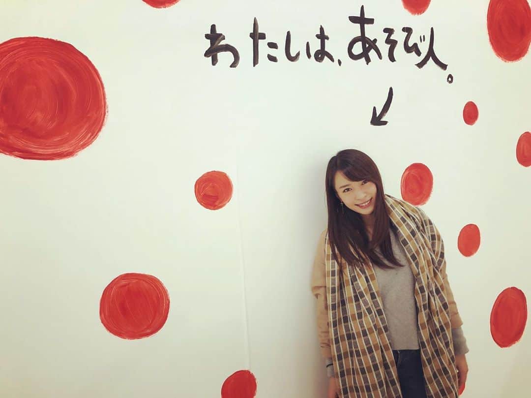 のインスタグラム：「横浜駅直通のASOBUILDで開催中の個展を観に行ってきました😊 親交のある、あやの【フォトバイアヤ展〜あそび人。〜】 色々な人の愛らしい表情を捉えた写真ばかりで、元気をもらえました💕 他には【左ききのエレン】の作品コーナー。中島健太さんの作品があったり。有名なベッキーちゃんを描いた絵もあったりして。中島健太さんのところに書いてあった文章、じっくり読んでしまった。素敵でした。  今月24日までやっているみたいです(^^) 横浜にこんなアート空間の素敵な場所があるなんて知らなかった！密かにまた行きたい(^^) #アソビル #dreamaya #横浜 #中島健太 #絵画 #写真」