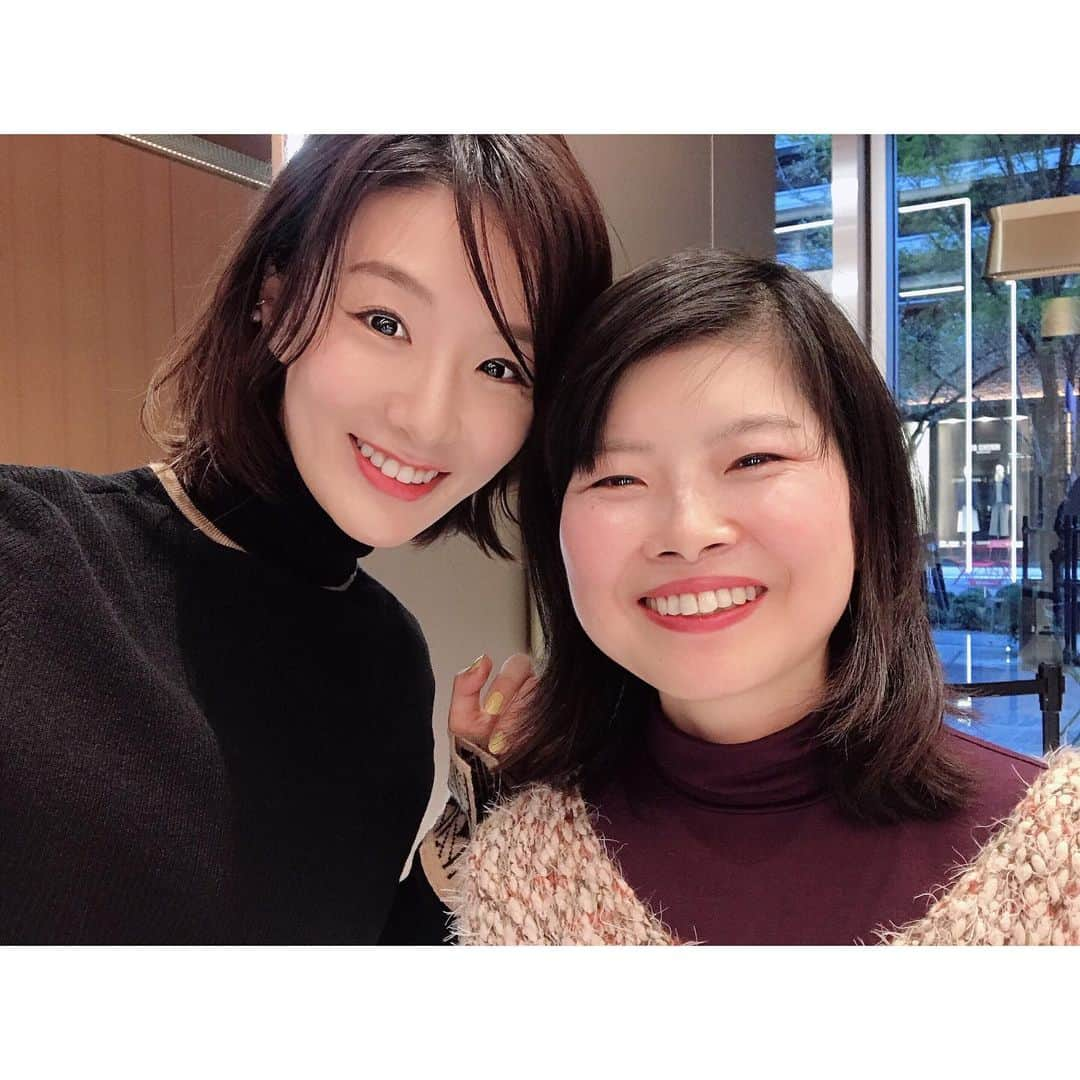 玄里さんのインスタグラム写真 - (玄里Instagram)「昨日は @acrossthesky813 生放送のあと、﻿ ひっさしぶりの﻿ @jwave813 公開収録でした😳💓﻿ ﻿ ゲストは大英博物館にも作品が収蔵されているアーティストの細野仁美さん🌸 今回のウェッジウッドの作品はどれもマカロンみたいな可愛い色合いで(でも200万也💸)﻿ コラボスイーツカフェまで美し美味しかった🍨﻿👏👏 ﻿ ﻿ 日比谷ミッドタウンのLexus meets...で期間限定で食べれるよー🥭細野仁美さんの繊細な作品も見れます！お試しあれ👣﻿ ﻿ ﻿ ﻿ I was at an open radio recording of @jwave813 yesterday🎙I met with @hitomihosono ,It was very nice talking to you💕﻿ ﻿ ﻿ #公開収録の模様は﻿ #11月24日に放送されます﻿ #ご応募くださった皆様﻿ #ありがとうございました😊💌 #jwave #sky813」11月18日 12時47分 - hyunri__official