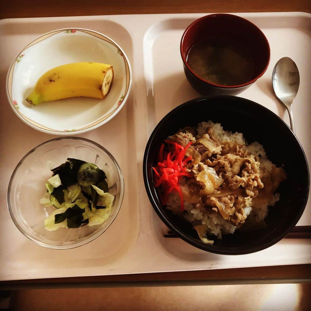 佐野史郎のインスタグラム：「入院中の楽しみは、やはり食事。 牛丼、嬉しい🥢 七味はないけとf^_^;」