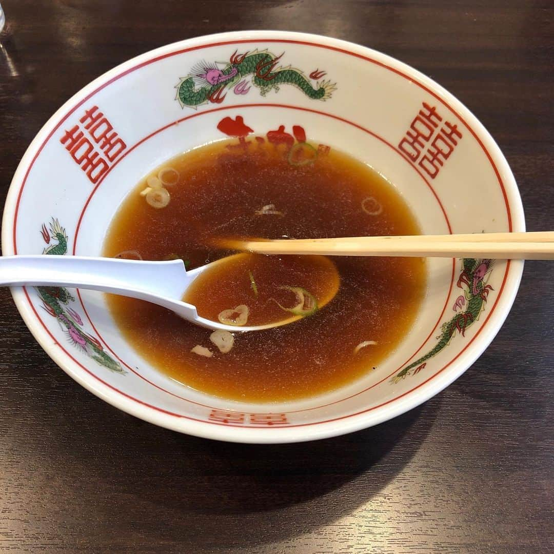 有江嘉典さんのインスタグラム写真 - (有江嘉典Instagram)「青森　まるかいラーメン/ラーメン大  食券を買う。静かに待つ。着丼したら無言ですする。会話は無い。唯一言葉が出たのは店を出ていく間際の「ごちそうさん」という小さなひとこと。それはまるでバーでバカルディ151をショットで飲んでサッと帰る武骨で屈強な男のようだった。  ①Overall picture of ramen(全体像)  ②Shop front(店構え)  ③food voucher.  Renge. An essential item for men in cold countries.  I want to put it on an antique table.(食券。れんげ。寒い国の男たちの必須アイテム。アンティークテーブルの上に飾りたい)  ④Soup like a waterfall.A soup made up of the minimum necessary ingredients.  This is just right for the heroes.  Adult jokes are uneven depending on the day.(スープを滝のようにする。必要最低限の材料だけで構成されたスープ。武骨な男たちにはこれくらいがちょうどいい。日によってムラがあるのがオトナのジョーク) ⑤Lift noodles.Small fish intertwined. Heavy and heavy.  It's like a superb survival knife.(麺を持ち上げる。ずっしりと思い。それはまるで極上のサバイバルナイフのようだ)  ⑥roasted pork fillet.Visual confirmation of the feeling of movement.I feel myself returning to the wild when I bite lean meat.  Thinking of the ancient men who hunt and grill meat and eat wild.(チャーシュー。躍動感を確認。脂身の少ない肉を噛むと野生に戻る自分を感じる。狩りをして肉を焼きワイルドに食べる太古の男達に思いを馳せる)  ⑦After the festival.The man's name was slightly visible behind the soup.(祭りの後。男の名前がスープの奥に微かに見えた)  #青森 #青森ラーメン #青森グルメ #成天 #ラーメン #らーめん #拉麺 #ramen #麺 #ramennoodles #instaramen #instafood #tpt19 #杉本恭一」11月18日 12時50分 - yoshinori_arie