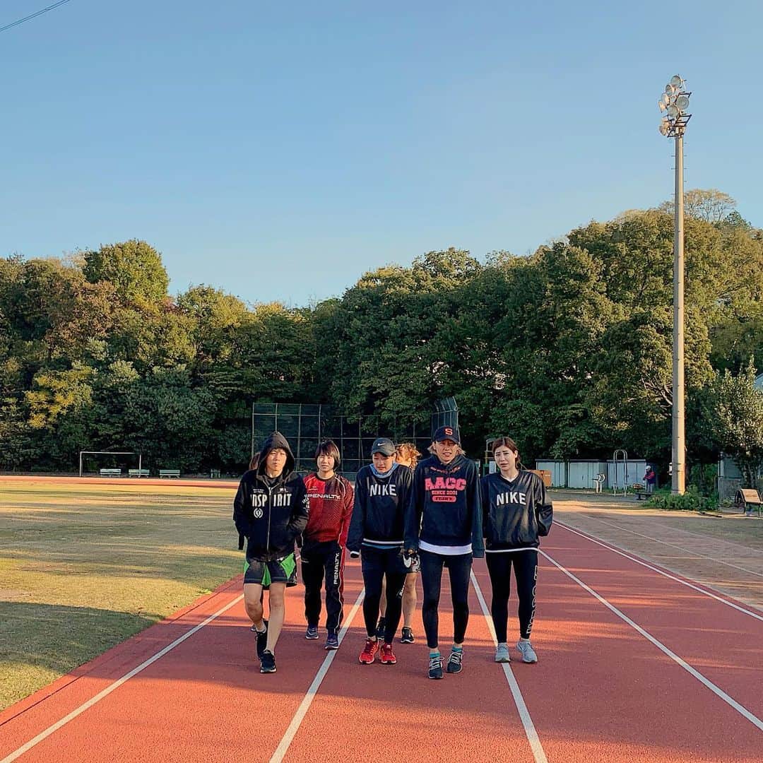 のインスタグラム：「最終日はトラックRUN☝🏻 女子部やりきりました😊👍🏻 AACC female fighter’s MMA camp. Last day is track run training.  #aacc #aaccmma #aacc大森 #grappling #catchwrestling #nogi #無料体験できます #aacc楽しいですよー #生徒募集中 #仲間募集中  #aacc女子部 #レスリング #キャッチレスリング #総合格闘技 #女子格闘技 #femalefighter #jiujitsu #柔術 #格闘技やるならAACC #女子MMAならAACC #ココロとカラダを強くする #仲間 #team #何事も基本が大事 #hardworkpayoff #フジメグ合宿 #トラックラン」
