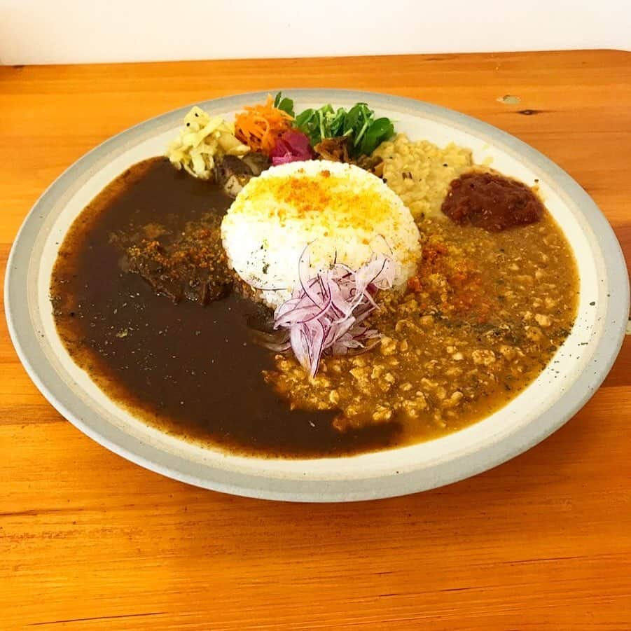 畑中葉子さんのインスタグラム写真 - (畑中葉子Instagram)「2種盛り😍💕💕 カレー テトラ・中目黒 ・ ・ 修理をお願いしていた時計が仕上がったので中目黒へ。 その帰りにテトラ。 カレーに対する愛情がヒシヒシと伝わってくる芸術性高いカレー。 美しい。 ・ ・ #カレー #カレーライス #スパイスカレー  #カレーテトラ #テトラ #currytetra #中目黒 #東山 #yhcurry」11月18日 13時12分 - hatanaka_yoko