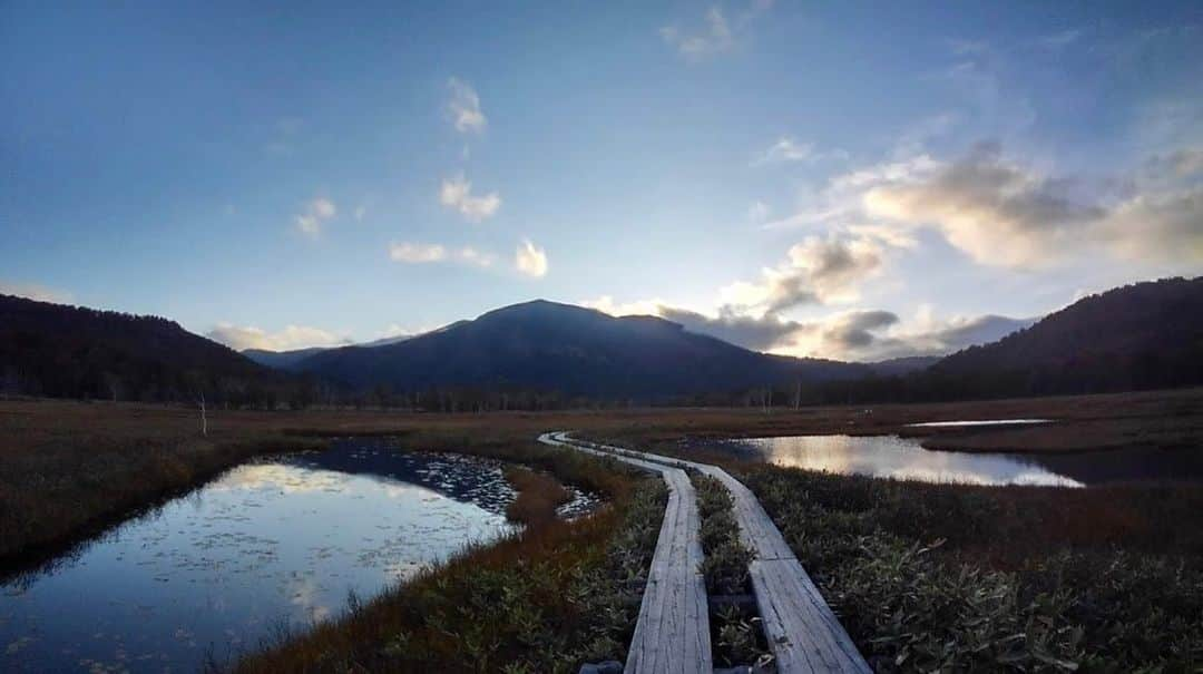 尾瀬旅のインスタグラム：「山に隠れた太陽が、むこう側から木道を染める。 Photo by　M.Shisai . #尾瀬とtepco　#ozextreme　#尾瀬 #oze #尾瀬旅　#discoveroze  #igtravel #instagramjapan  #山が好きな人と繋がりたい  #ファインダー越しの私の世界　 #japantrip #旅の思い出　 #旅好き　#traveljapan　#綺麗な景色　 #かわいい　#美しい　#自然　 #誰かに見せたい景色 #travel　#travelgram #旅行好きな人と繋がりたい　#自然好き #自然好き　#ハイキング　#hike #夕暮れ #ふぉと #autumn #landscape #リフレクションのある景色」