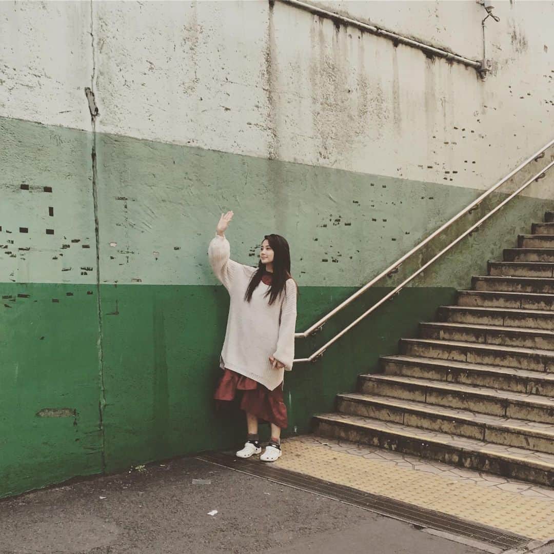 千眼美子さんのインスタグラム写真 - (千眼美子Instagram)「・ やっほっほっー。 足元だけ寝起き。」11月18日 13時15分 - yoshiko_sengen