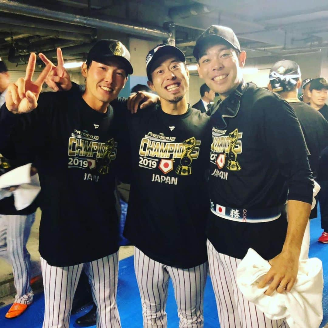 源田壮亮のインスタグラム：「﻿ 優勝しましたーー！﻿ 約1カ月間、たくさんのすごい選手に囲まれてたくさん勉強になった期間でした！この経験を来シーズンに繋げていけるよう頑張ります！たくさんの熱いご声援ありがとうございました(^^)﻿ #プレミア12 #シャンパンファイト#ビールかけよりやばい#秋山選手#外崎選手#アップル隊長﻿ ﻿」