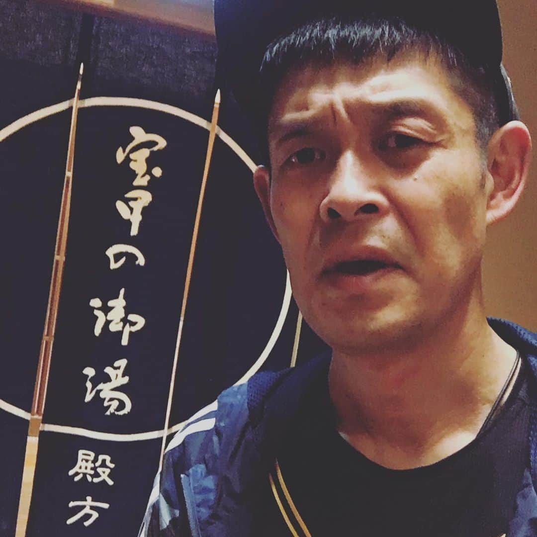 山田スタジアムさんのインスタグラム写真 - (山田スタジアムInstagram)「宝塚のホテル若水で営業でした。合間にプレミア12の日韓戦が見たく控え室にテレビが無かったので『ホテル内にテレビ見れるとこないですか？』って聞いたらなんとわざわざ豪華な客室を用意してくれました！しかも『温泉も入って帰ってください』とタオルまで持って来てくれました！さらに次回の温泉サービス券まで。侍ジャパンもホテル若水も世界一！  #ホテル若水 #宝塚 #宝塚甲南会 #一流ホテル #サービス最高 #ホテル若水の宝塚温泉 #天然温泉 #プレミア12 #山田名前がええわ #侍ジャパン #世界一」11月18日 13時22分 - yamadastadium