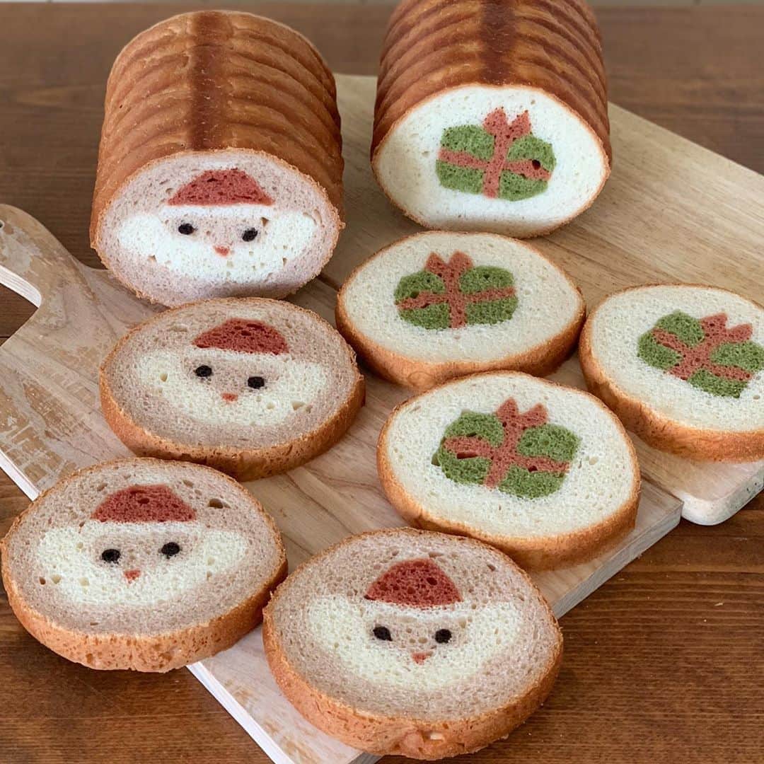 Ranさんのインスタグラム写真 - (RanInstagram)「. . . #イラストパン #merrychristmas . . . 今日は、サンタさんとプレゼントのイラストパンの 2つをセットにして手土産に♡ とっても喜んで頂けました☺️ . . サンタさんの作り方は、 #イラストパンレシピbook  に載っています。 #イラストパン認定講師 のパン教室でもレッスンが受けられる所があると思います☺︎ . . . #bread #kawaii #kawaiibred #art #artbread #artfood #christmas #christmaspresents #santaclaus #japan #手作りパン #サンタパン #手作り食パン #無添加パン #クリスマス #クリスマスプレゼント #クリスマス会 #クリスマスパーティー #クリスマスごはん #食パン #手土産 #プチプレゼント  #パン教室 #konel #メリークリスマス #🎅」11月18日 13時23分 - konel_bread