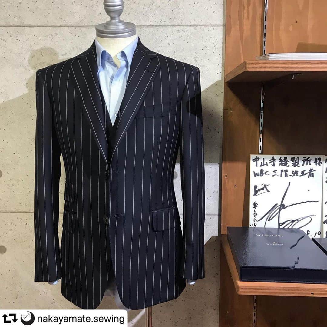 長谷川穂積さんのインスタグラム写真 - (長谷川穂積Instagram)「中山手縫製所でスーツ作っていただきました 畑さんは日本に数人しかいない「注文洋服式製図」という最高級の技術を用い、 明治より神戸に伝わる紳士服技術の総称「神戸洋服」を受け継ぐ数少ないテーラーさん むちゃくちゃかっこいいスーツができました ありがとうございます #神戸 #中山手縫製所 #畑竜次　さん #スキャバル #scabal」11月18日 13時24分 - hozumi_hasegawa