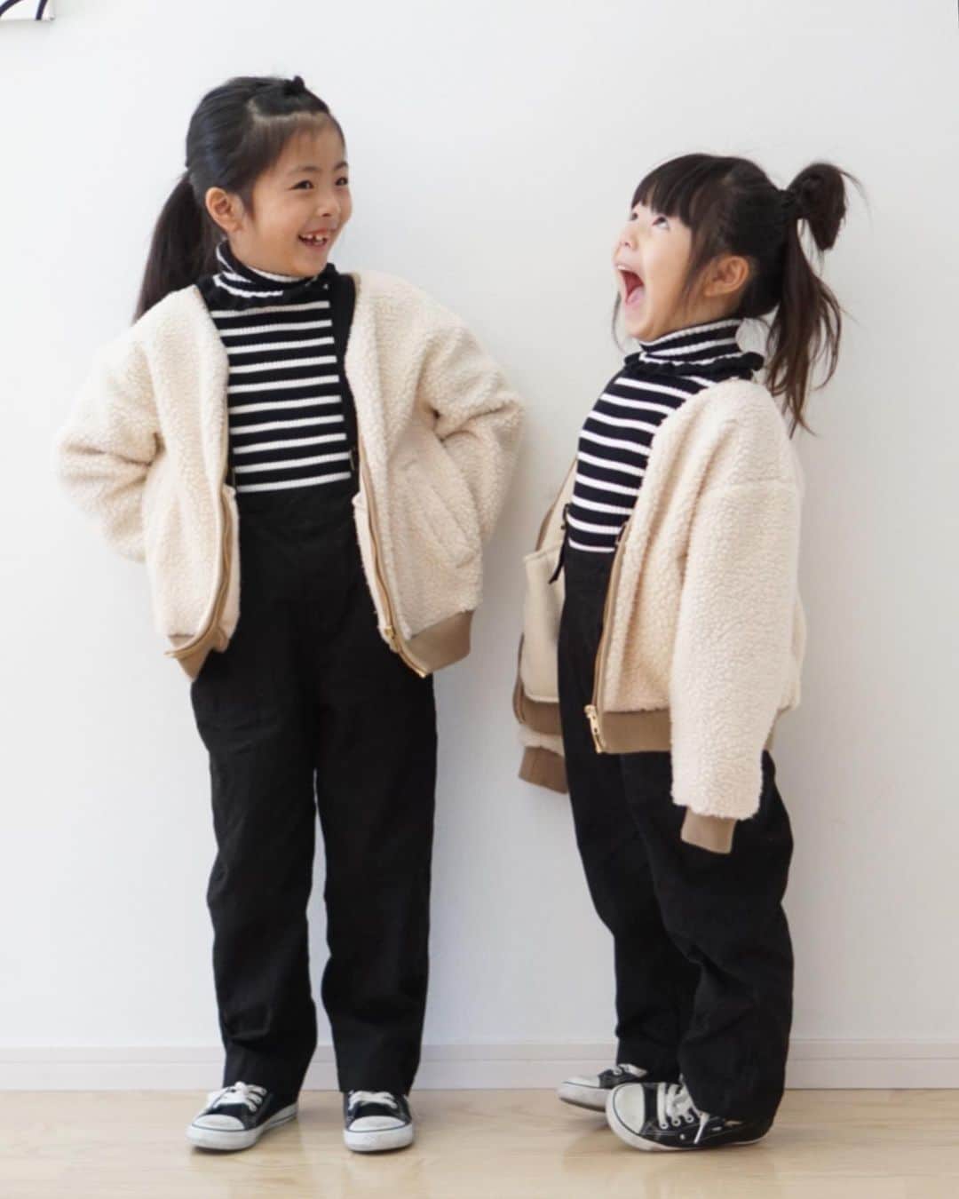 mocchiのインスタグラム：「2019.11.17 こんにちは～🌞 ・ ・ @branshes のサロペットパンツ可愛い♥️ アウター脱いだらこんな感じ！ スワイプしてね👉👉👉 ・ ・ ・ 年末の休みに向けて、そろそろ大掃除始めなければと思いながら1週間経ったよ😇 ・ ・ 👧全身#ブランシェス #branshes #branshesコーデ ・ ・ ・ #kidsfashion#インスタキッズ#4歳#6歳#4月生まれ#5月生まれ#姉妹#親バカ#プチプラコーデ#シンプルコーデ#キッズコーデ#キッズファッション#子供服#お洒落さんと繋がりたい#ベビフル#コドモノ#娘コーデ#カジュアルコーデ#秋服#秋コーデ」