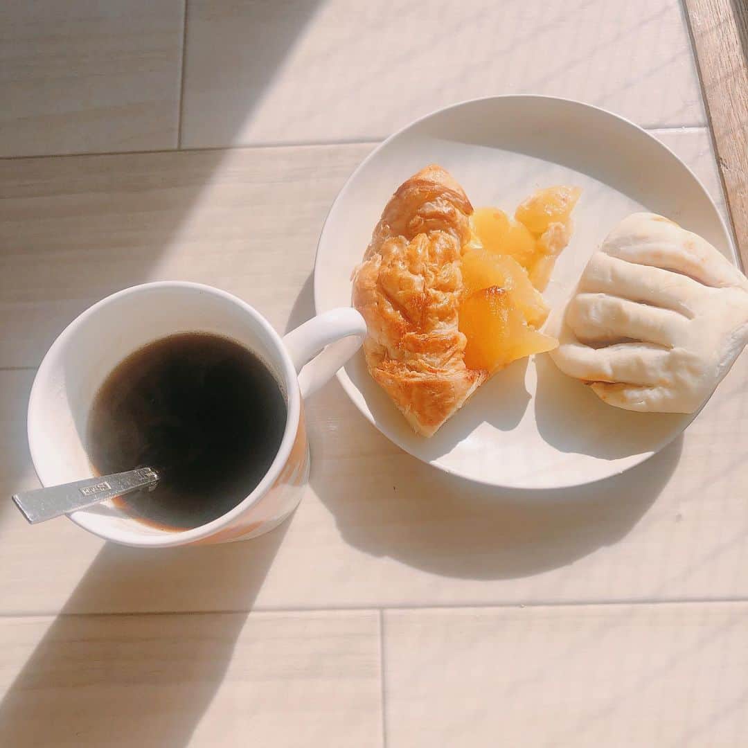 朝日奈丸佳さんのインスタグラム写真 - (朝日奈丸佳Instagram)「引っ越してから目覚めが良い。  朝、寒かったので窓辺で日光浴びながらごはん食べてました。」11月18日 13時46分 - madoka_maru_hina