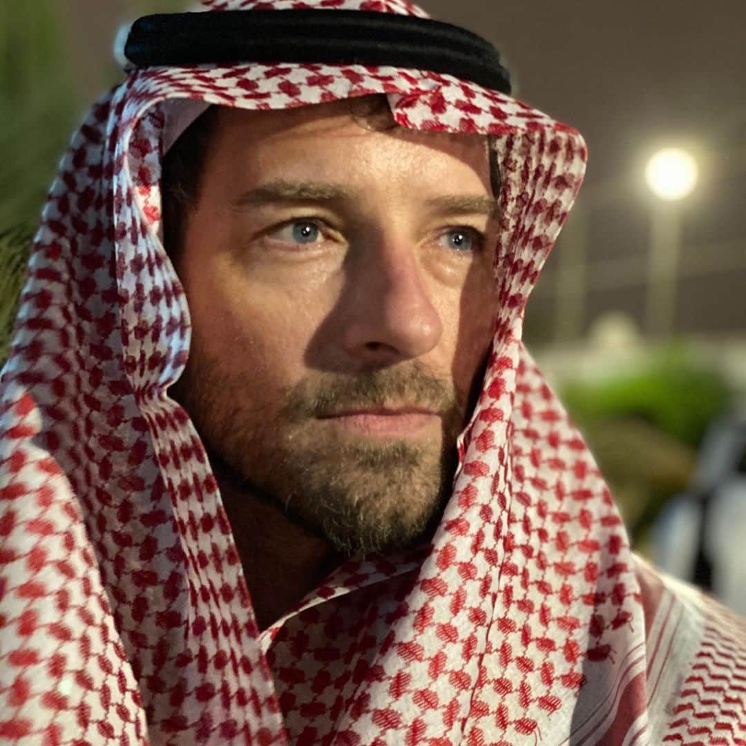 イアン・ボーエンのインスタグラム：「The people of Saudi Arabia have shown me their generosity and hospitality, and while doing so, constantly displaying the pride that they take in their country and religion. * I arrived here with many preconceived notions of what the city and the people would be like, especially with the undercurrent of the political rivalry happening between our countries leaders and citizens. * Some friends asked me if I was sure I wanted to post this photo in the Ghutra headdress as it may offend people in America and elsewhere abroad given the current government tension and  sociopolitical differences. * But the more time I spend with the locals in Riyadh the more I’m reminded that we’re all the same species of people, and we just believe in different stories. * As such, I came to recognize a vibrant, loving, happy and hard working culture who eats a lot, plays loud music, dances late into the night, loves their children and smiles to greet strangers with tea and fresh dates.  So I wanted to wear their traditional dress to hopefully feel a little bit closer, because we’re all the same humans. * Also I didn’t tell my mom I was coming so if you could keep that going for me that would be rad.  She worries a lot.」