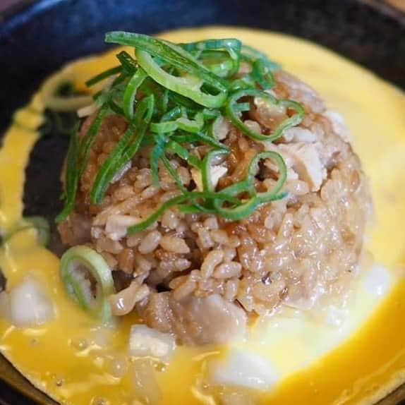 祇園麺処 むらじさんのインスタグラム写真 - (祇園麺処 むらじInstagram)「むらじの鉄板チャーハンは、お客様の目の前で混ぜることで完成する自慢の品です🥄濃厚玉子と焦がし醤油の香ばしさをお楽しみください🍳  #むらじ #祇園麺処むらじ #麺処むらじ  #祇園 #河原町 #烏丸御池 #四条河原町  #四条烏丸 #先斗町 #祇園四条  #ラーメン #京都ラーメン #ラーメン京都  #炒飯 #鉄板チャーハン  #混ぜるの楽しい  #ラー活  #チャー活  #ラーメンパトロール #チャーハンパトロール  #麺スタグラム #めんすたぐらむ」11月18日 13時39分 - ramen_muraji