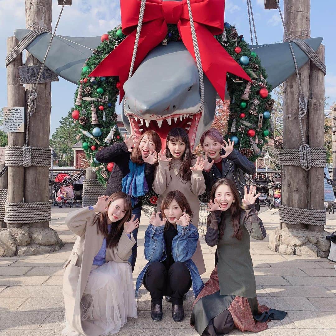 くまみきのインスタグラム：「もう1週間前とかビビる…🦈 いや、もっと昔にも感じる…🦈 やたら集合写真撮って修学旅行みたいで楽しかったなぁ🤣💗 #ユニバ #usj」