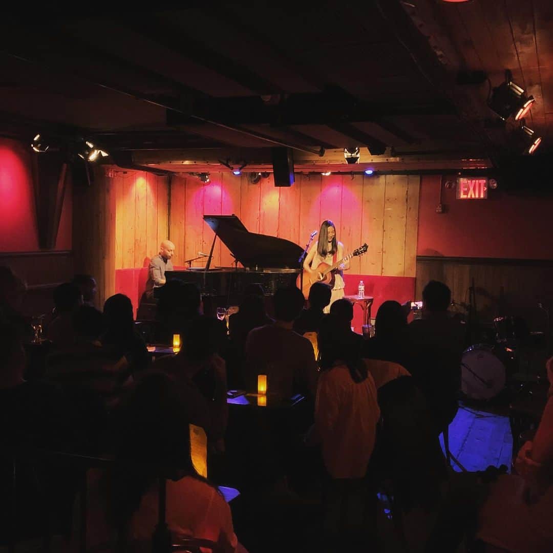 Ka-Naのインスタグラム：「Thank you for coming to my show tonight! I had an amazing time thank to you guys :D I really appreciate that! There was an accident tonight, but turns out it made the show more wonderful!!! Anyway, I was so happy to see you guys there tonight. Thank you so much :) See you soon!!! ライブに来てくださったみなさん、本当にありがとうございました(≧∀≦)/ 最後アクシデントありまして、一瞬どうしようかと思いましたが、逆に今までにないライブになって、とても楽しかったです！！！ めっちゃレアなライブになったね♪ またブログで詳しく書きまーす！ とにかく、本当にありがとうございましたー♪ NYではまた来年お会いしましょー( ´ ▽ ` )ﾉ  #ka-na#kanauemura#liveshow#nyc#rockwoodmusichallstage3#manhattan#somuchfun#thankyou」
