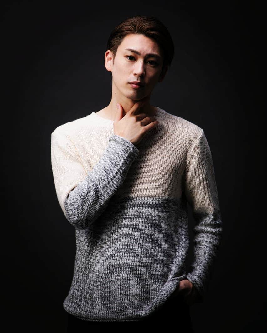 塩田康平のインスタグラム：「Photo by @tommydaidai  インスタ風加工🙌 これから稽古🙌  #塩田康平 #shootings #studioshooting #喉の調子はすこぶる良い」