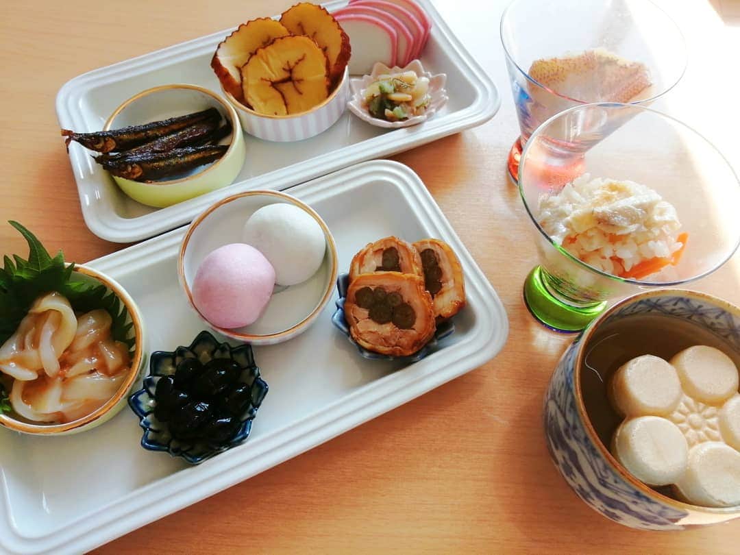 杉山由紀子のインスタグラム：「シュガーレディのお正月パーティーセット💓 * * ✨鶏むね肉のサラダ仕立てレフォールソース ✨いか糸造りうに和え ✨わかさぎの甘露煮 ✨おすまし ✨のどぐろの炊き込みご飯 ✨紅白かまぼこ ✨伊達巻き ✨丹波黒豆 ✨ホタテと鮑のわさび漬け ✨小鯛の笹漬 ✨若鶏の八幡巻 ✨紅白まんじゅう * * ホントにすべて簡単に盛り付けするだけ🎵🎵 * これなら大人数のパーティーも準備が簡単！！！ * * ウインターグルメカタログから次は何を頼もうかな☺️ 年末年始もほんとにたすかりそうだ！ * ウィンターカタログのクリスマスパーティーセットにしようかな🎵 * * * #シュガーレディ #sugarlady #PR #無添加 #食品宅配 #安心安全 #冷凍食品 #クッキング #料理 #cooking #おせち」