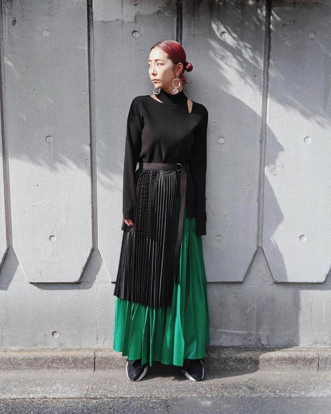 荻原桃子さんのインスタグラム写真 - (荻原桃子Instagram)「こちらも渋谷PARCO LIMITED ITEM "PLEATS BELT"  3周年スカートのレイヤードが好評だったので ベルトだけバージョンがパルコ限定で発売致します (後日オンラインでも少量発売予定です)  オリガミプリーツに重ねるのが1番のオススメですが (ちなみに今日履いてるのは新作の漆加工を施したオリガミプリーツパンツ🙋‍♀️) シンプルなニットワンピに着けたり パンツに着けたり どんなスタイリングにもプラス1点でマンネリコーデをアップデート🍃  カラバリは BLACK,WHITE,NAYVY の3カラー　 18,000yen  11/19 PRE OPEN 11/22 GRAND OPEN  SHIBUYA PARCO 3F  UN3D. OPEN🙋‍♀️🙋‍♀️ #UN3D #origamipleats  #オリガミプリーツ #ハンドプリーツ @un3d_store  @un3d_official」11月18日 13時57分 - momokoogihara