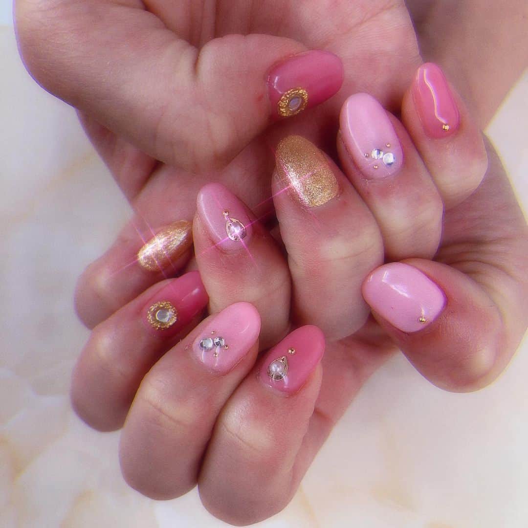 入江綾乃のインスタグラム：「. . . すごくお気に入りでした🥰 色んなパーツ付いてるとテンションあがる❤️ . . . #nail #ネイルサロンcute」