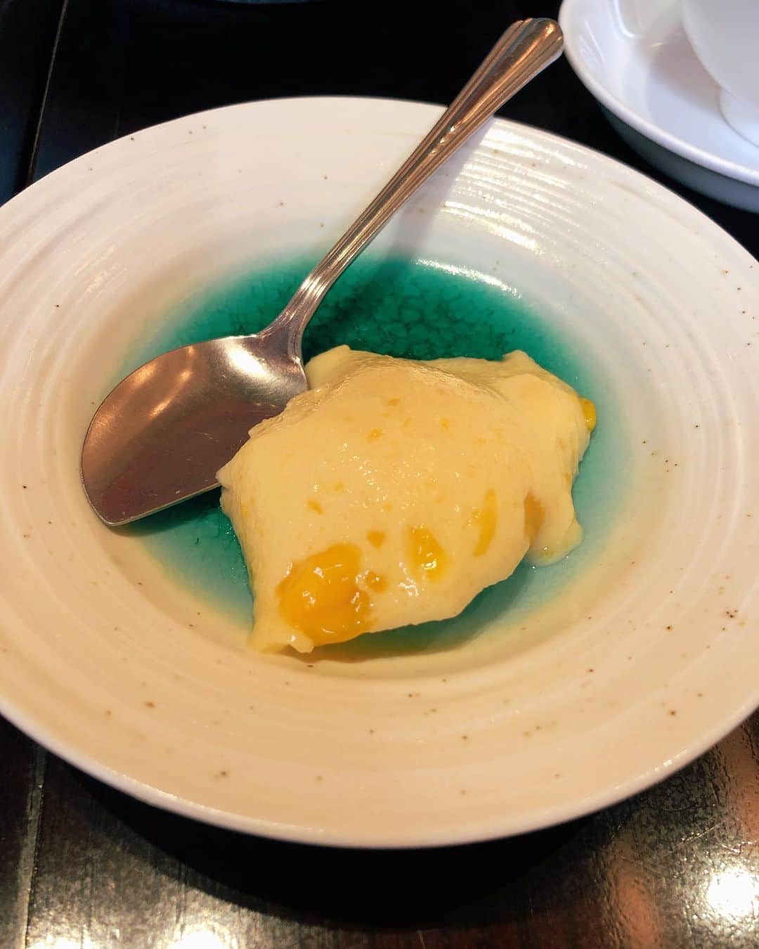 休日課長さんのインスタグラム写真 - (休日課長Instagram)「ランチは麻婆豆腐かけごはん。辛い！！うまい！！カラウマ麻婆の後の癒しスープと食後のマンゴープリンがこれまたたまりません。ごちそうさまでした！ #本炭 #本日の炭水化物 #ひとりランチ」11月18日 14時00分 - kyujitsu_kacho