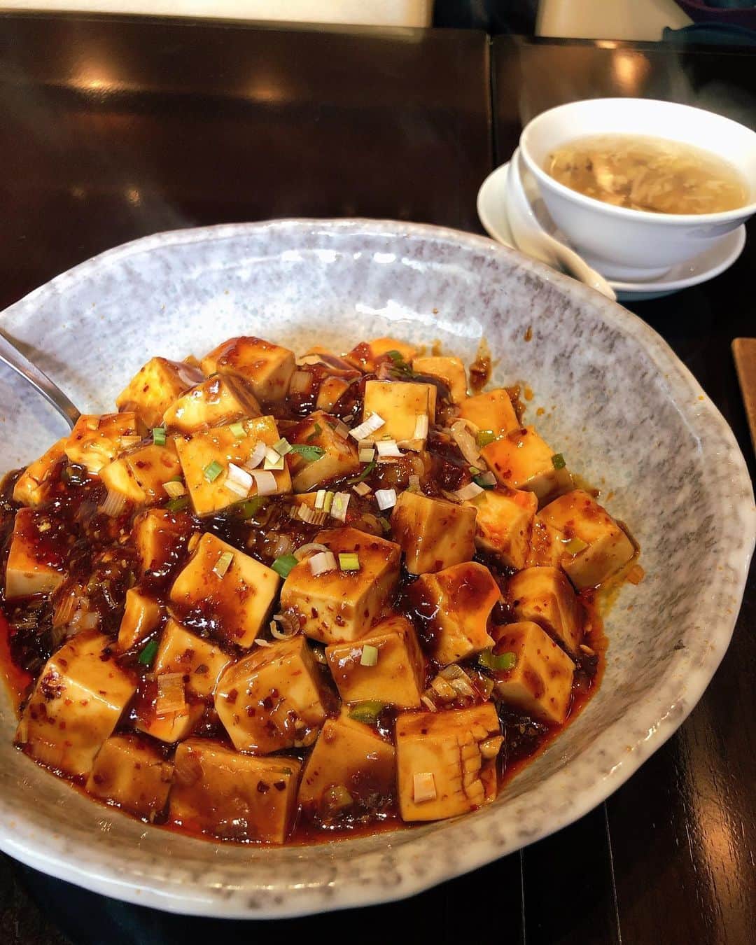 休日課長さんのインスタグラム写真 - (休日課長Instagram)「ランチは麻婆豆腐かけごはん。辛い！！うまい！！カラウマ麻婆の後の癒しスープと食後のマンゴープリンがこれまたたまりません。ごちそうさまでした！ #本炭 #本日の炭水化物 #ひとりランチ」11月18日 14時00分 - kyujitsu_kacho