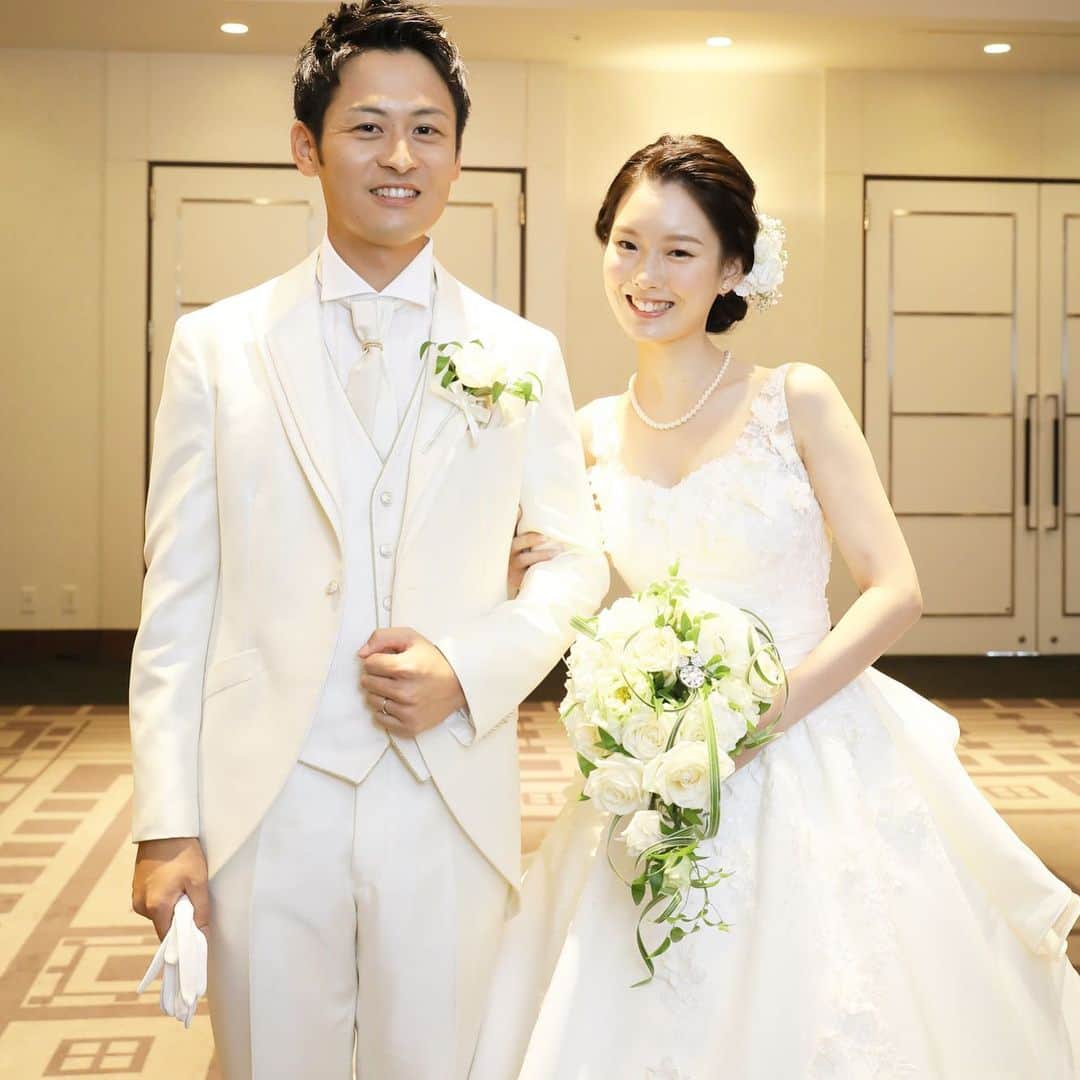 ホテルモントレ ラ・スール大阪ウエディングのインスタグラム：「@lasoeurosaka_wedding 入場前に💕 . . . #モントレ花嫁 #ホテルモントレラスール大阪  #モントレウェディング #モントレ #モントレラスール大阪 . . #dressy花嫁  #marry花嫁  #プレ花嫁 #卒花嫁 #全国の花嫁さんと繋がりたい  #weddingdress #takamibridal  #wedding #結婚式 #ホテル」