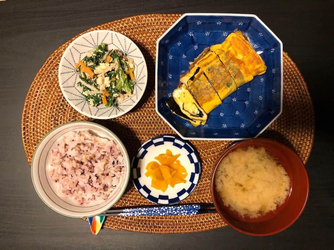 加藤あやのさんのインスタグラム写真 - (加藤あやのInstagram)「#加藤家の食卓  #雑穀ご飯 #卵焼き　海苔入り #春菊ときのこの白和え #つぼ漬け #玉ねぎとしめじのみそ汁  昔、母が卵焼きに海苔を一緒に巻いていたのを思い出してやってみた☺️✨」11月18日 14時01分 - ayano_kato929