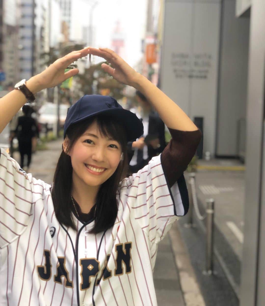 うえむらちかのインスタグラム：「WBSCプレミア12優勝おめでとうございます🎊﻿ ﻿ 世界一になりましたねっ😆🙌﻿ ﻿ そして、史上最年少大会MVPに我らの鈴木誠也選手が‼️﻿ ﻿ 本当におめでとうございます🎉﻿ ﻿ ﻿ この侍ジャパンの #ユニフォームは﻿ ﻿ ﻿ ⚾︎ファンと選手をつなぐユニフォーム⚾︎﻿ ﻿ がコンセプトで👕﻿ デザインに日本の伝統的な色や模様を取り入れたのが特徴です﻿ ストライプ部分は、 日本の伝統的な縞模様のひとつである、 無数に繋がった小さな輪「輪つなぎ」を取り入れており、 ファンと選手の結束を表現して作られたんだとか👏﻿ ﻿ 確かにストライプを拡大してみると、輪つなぎの縞模様になっていて、和のテイストがオシャレ❣️﻿ ﻿ 繋がりましたね、みんなの輪🙆‍♀️✨﻿ ﻿ ﻿ #侍ジャパン #侍ユニ #asics﻿ #ワツナギ #アシックスベースボール﻿ #インスタ野球女子 #野球女子 #カープ女子」