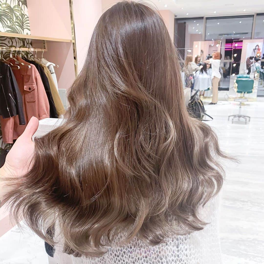 原涼香さんのインスタグラム写真 - (原涼香Instagram)「上質なオルチャンhair🇰🇷✨ 『 milktea beige × レイヤーカット 』 韓国ヘアスペシャリストの私にしか出来ない 特別なスタイルです♡ ㅤㅤㅤㅤㅤㅤㅤㅤㅤㅤㅤㅤㅤ いつもご来店してくださるお客様、 本当にありがとうございます💞 ㅤㅤㅤㅤㅤㅤㅤㅤㅤㅤㅤㅤㅤ 韓国人っぽいhair憧れるけど... と迷っている方も、 是非一度おまかせください✨ 必ず可愛くさせていただきます♡！ ㅤㅤㅤㅤㅤㅤㅤㅤㅤㅤㅤㅤㅤ」11月18日 14時15分 - suzuka_hara