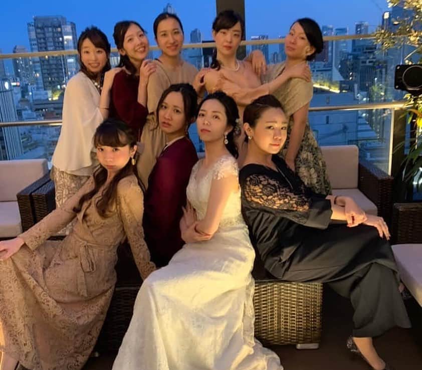 加田晶子さんのインスタグラム写真 - (加田晶子Instagram)「1週間ほど前の出来事🙌 大切なお茶大舞踊のみなみの結婚式があり、何年かぶりに一部メンバーで踊れました🥰 時間が経っても写真を見返して楽しかった余韻に浸っております… お気に入りの写真がたくさん🥺  #結婚式#二次会#ダンス#恋ダンス #バチェラーごっこ🌹w #お気に入りの写真#お茶大」11月18日 14時17分 - accoo.k