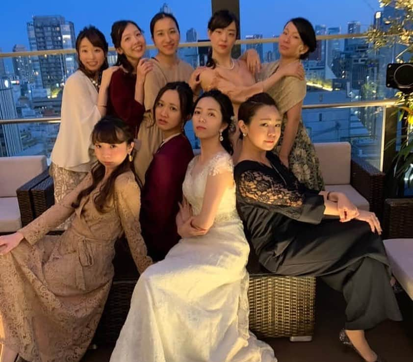 加田晶子さんのインスタグラム写真 - (加田晶子Instagram)「1週間ほど前の出来事🙌 大切なお茶大舞踊のみなみの結婚式があり、何年かぶりに一部メンバーで踊れました🥰 時間が経っても写真を見返して楽しかった余韻に浸っております… お気に入りの写真がたくさん🥺  #結婚式#二次会#ダンス#恋ダンス #バチェラーごっこ🌹w #お気に入りの写真#お茶大」11月18日 14時17分 - accoo.k