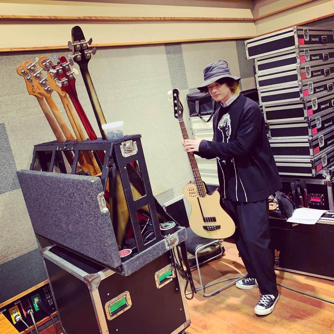 磯部寛之のインスタグラム：「Rehearsing for upcoming shows. Looking forward to seeing everyone around the country. Hiro 年末に向けてのリハーサル。各地で皆さんに会えるのを楽しみにしてます◎　ひろ #alexandros #studio #rehearsal #ツアー #フェス #その他 #もろもろ #loewe #maisonmiharayasuhiro #commedesgarcons #kithconverse」