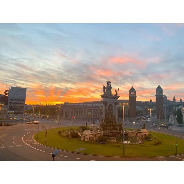 茂木忍さんのインスタグラム写真 - (茂木忍Instagram)「お仕事でスペインへ🇪🇸 . . 茂木にとって初ヨーロッパでした〜！ . 街並みが全部綺麗で 観光もできてよかった💙 . グエル公園は中に入れなかったので 有名なトカゲを直で見れなかったけど とりあえずポスター的なのと写真撮っときました🤳笑 . . #スペイン  #サグラダファミリア  #パエリア美味しかった」11月18日 14時26分 - _mogi_shinobu_