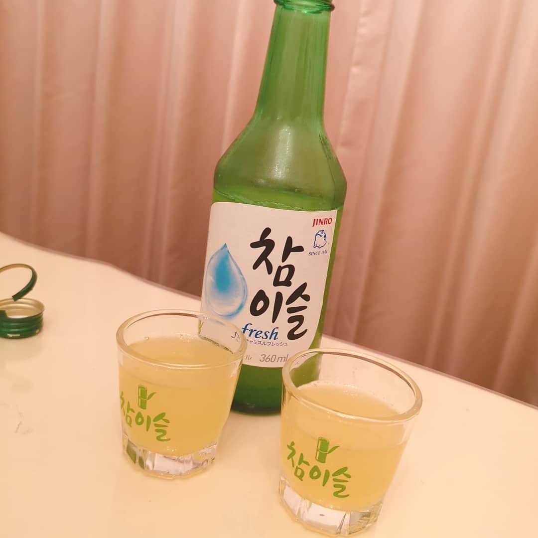のインスタグラム：「中高大ずっと一緒なお友達❤️ @silk.arisa が遊びに来てくれて、楽しみにしてたおうち飲み～💕 結婚前は毎日のように一緒に飲んでたなぁ...💕 ビールからのマッコリからのチャミスル✨ バンチャンあれこれとチヂミ焼いて❤️よく飲みました😘」