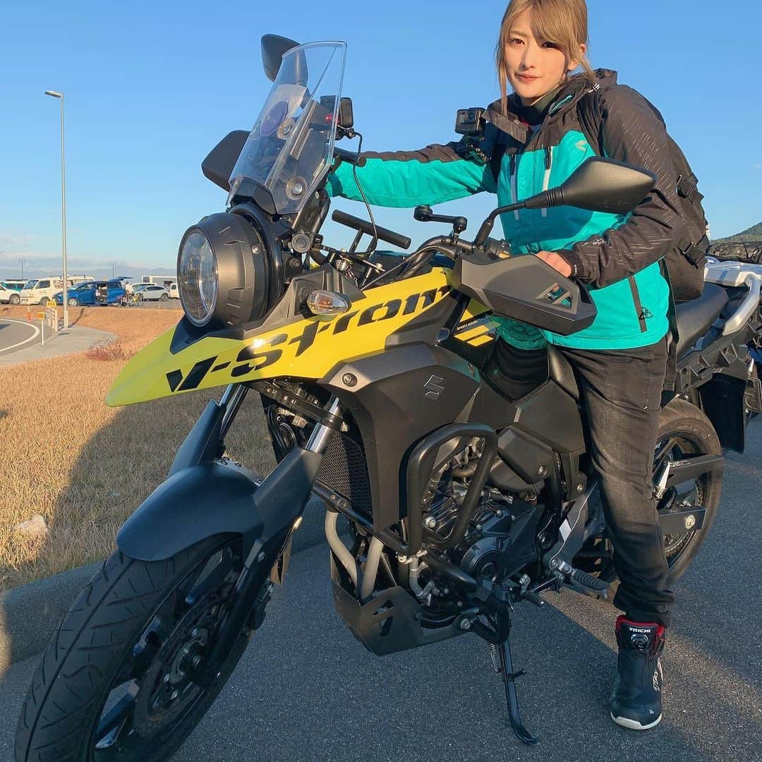 上矢えり奈さんのインスタグラム写真 - (上矢えり奈Instagram)「＊-＊-＊-＊-＊-＊-＊-＊. . バイクツーリングオフ会2days. とても濃ゆい楽しい時間になりました！ 参加してくださったライダーの皆様 ありがとうございます！！ . ツーリングオフ会を開催するにあたって すごく考えるものが多かったり 用意するものがたくさんだったり 思っていたよりも大変でしんどいことも あるけれど、イベント終わりには 反省点もある中開催できてよかったなって 満足感がすごく大きいです！ 改善点も多々ありますが、次回開催できる 機会があったら、またライダーの皆さんの 輪が広がって、素敵なイベントになるよう がんばります！！！. . erina. . ＊-＊-＊-＊-＊-＊-＊-＊. . #バイク女子　#ツーリングオフ会 #バイクツーリング　#Vストローム #SUZUKIバイク　#rstaichi #上矢えり奈 #えりにゃんツーリング」11月18日 14時37分 - k.erinyann