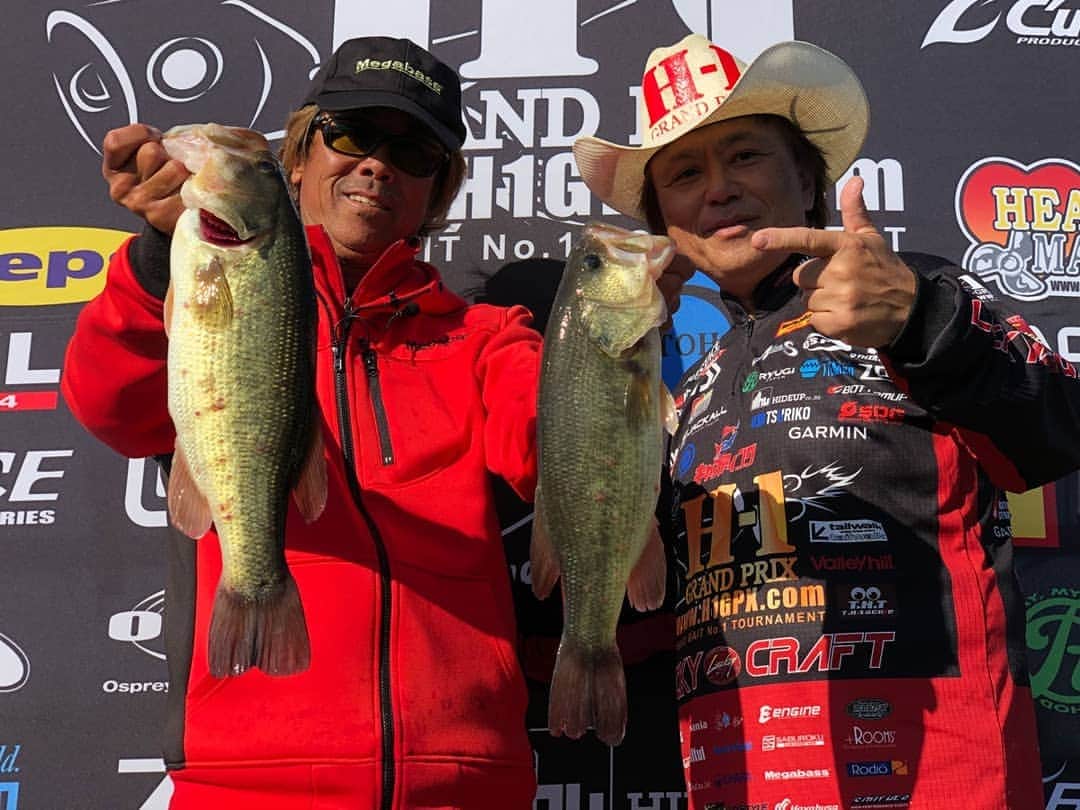 Megabass Inc.のインスタグラム：「【NEWS】H-1グランプリ最終戦・新利根川。ウエイインが１匹が多いタフな状況中、唯一２匹揃えたサトシンこと佐藤信治氏が優勝致しました！ ウイニングルアーは『DEEP-X100 LBO』のGGギルと塾長シャッドカラー。大会の模様は後日動画配信予定。お見逃しなく！  #megabass #mymegabass #lurefishing #deepx100lbo #ディープX100 #H1グランプリ」