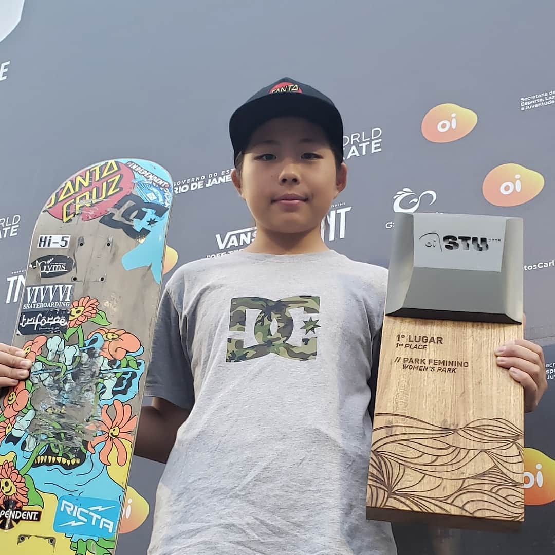 岡本碧優のインスタグラム：「1st place at the @worldskatesb @oi_oficial @skatetotalurbe open🥇 6 wins in a row😊 Just going to keep my record going as long as I can🛹 Obrigada Rio Dejaneiro🇧🇷 Thank you to all the girl skaters that push my back during the contest！Everyone ripped!  I would like to thank my sponsors: @santacruzskateboards @santacruzwmns @independenttrucks @rictawheels @bronsonspeedco @dcshoes_japan @dc_skateboarding @hi_5.skatepark @division_osaka @triforce_krew #6556skateboarding  And of course the team. @kent.0614 @ken13suke @triforce_k @ray0221」