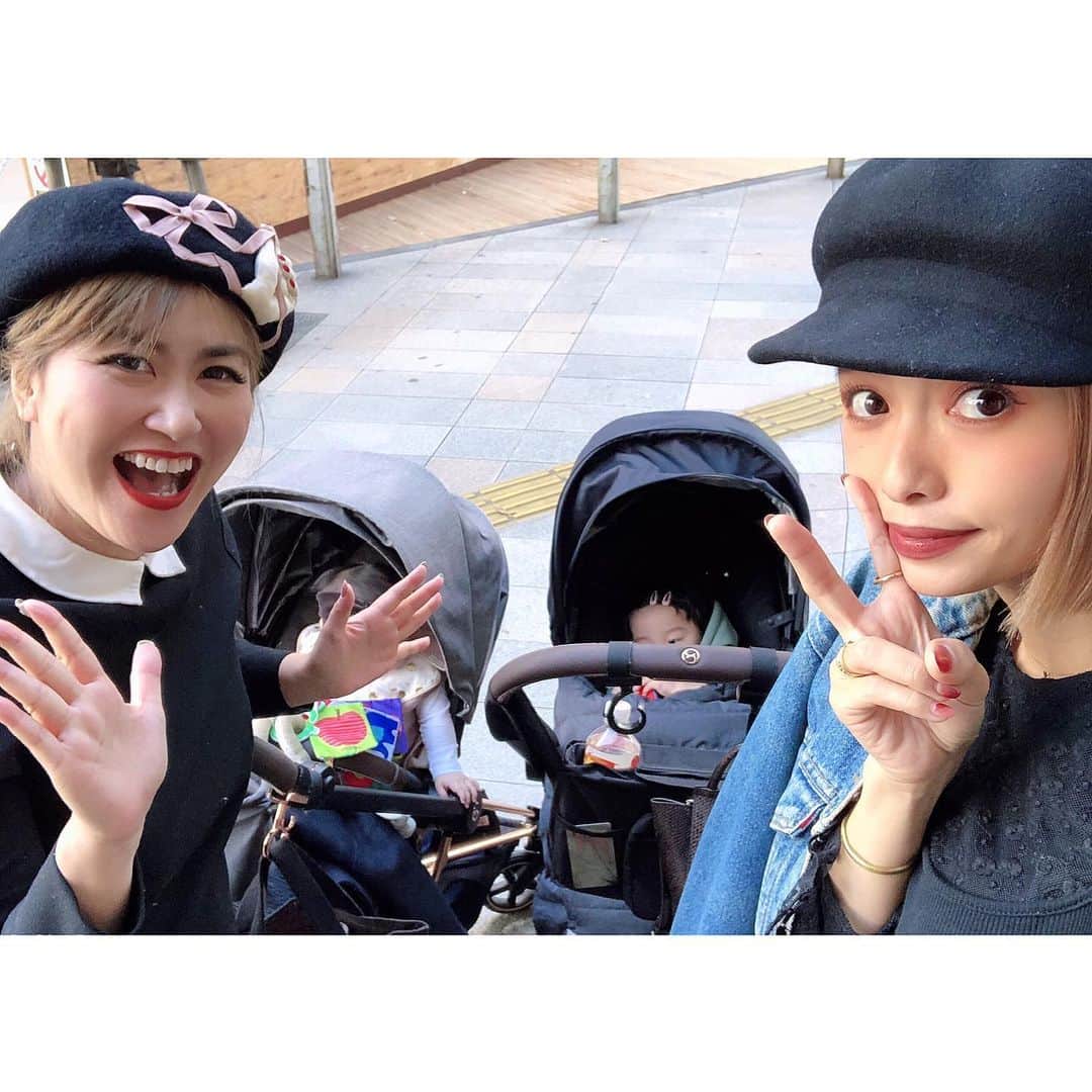小泉梓さんのインスタグラム写真 - (小泉梓Instagram)「楽しみにしてた稲川さんとランチ。  想像以上楽しくて、笑いすぎて泣くってゆう。笑  同じ月齢の赤ちゃんだから、情報交換もできてよかったー。  たまたま、娘たちの服もくすみ系でぴったり。  #女子会　#ママ会　#ランチ　#ママライフ」11月18日 14時54分 - azusan111