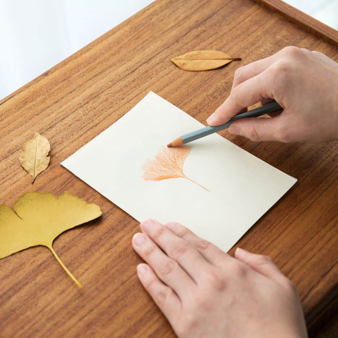 HITOTOKIさんのインスタグラム写真 - (HITOTOKIInstagram)「. 紅葉がきれいな季節、落ち葉を使った#こすり出し アートを作ってみませんか？  まずは落ち葉に紙をのせて、あとは色えんぴつでこするだけ。 色えんぴつを少し寝かせてこすると綺麗に葉の模様が浮き出ます。  できた作品を「ハコブチ」に入れて飾れば、お部屋にいても秋を感じられますよ。 チケットやポストカードなどを一緒に収納して秋の思い出をひとつにまとめておくこともできます。  さわやかな秋晴れの日には、見つけた落ち葉でアートを楽しんでみてはいかがでしょうか。  #hitotoki #ヒトトキ #ヒトトキ文具 #ハコブチ #紙モノ #紙もの #落ち葉 #落ち葉アート #フロッタージュ #色えんぴつ #大人のお絵描き #インテリア #秋インテリア #おうちインテリア #手作りインテリア #額縁 #額縁アート #収納箱 #収納アイデア  #暮らしを楽しむ #季節を楽しむ」11月18日 15時00分 - hitotoki_official