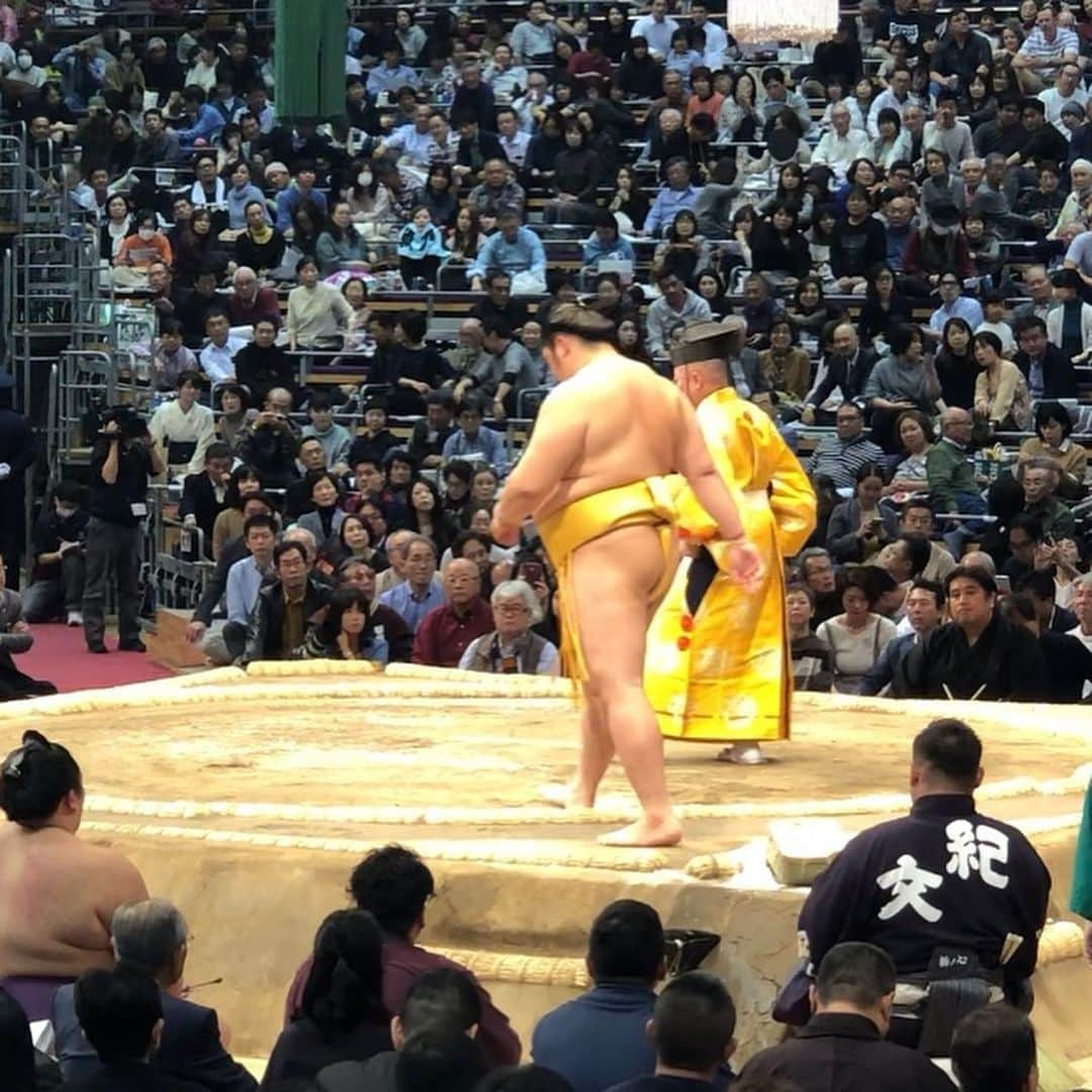 豊田陽平さんのインスタグラム写真 - (豊田陽平Instagram)「大相撲九州場所。鳥栖(都市)伝説。  #sumoday #琴欧洲関こと鳴戸親方 #数年前の鳥栖巡業の際 #某居酒屋にて遭遇済み #ですので二度目まして  #ごっつぁんです #口ずさんだこと無い日本人いない #説 #九州場所を十一月場所と言う九州男児いない #説 #お目当ては3人の郷土力士と横綱 #輝関_炎鵬関_遠藤関_白鵬関 #観に行った日 #舞の海さん解 #説 #右足から土俵に入る力士必ず白星 #説 #豊田関も右足から #でもこの試合は引き分け #なので物言いをつけられる #説  #これから朝晩が冷え込む季 #節 #いよいよJ1リーグ戦も残り3 #節 #手洗いうがいと最後まで一つになって戦うことが大 #切  #ps_最近笑わない男が注目されていますが #嬉しいときは笑顔で一枚 #悦」11月18日 15時00分 - yohei_toyoda_no.11