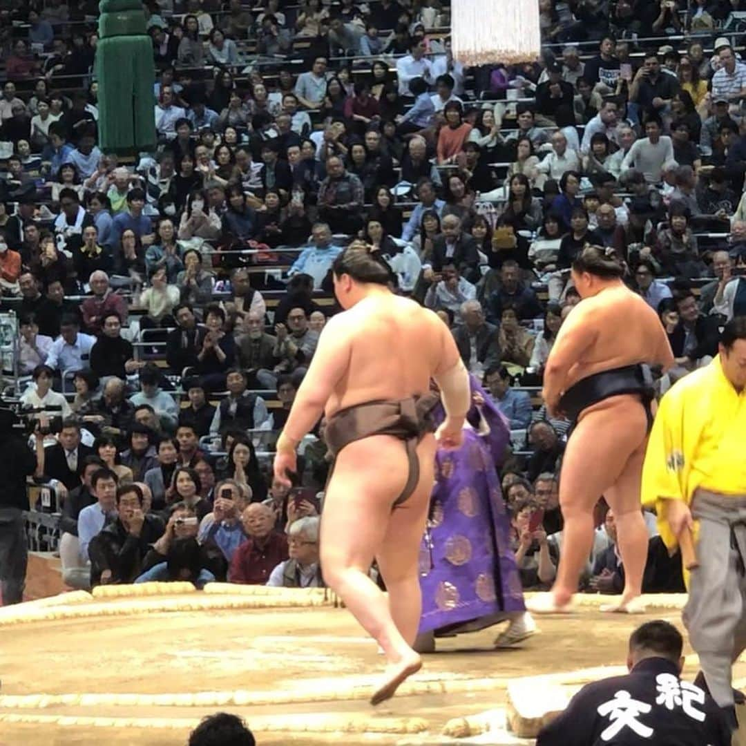 豊田陽平さんのインスタグラム写真 - (豊田陽平Instagram)「大相撲九州場所。鳥栖(都市)伝説。  #sumoday #琴欧洲関こと鳴戸親方 #数年前の鳥栖巡業の際 #某居酒屋にて遭遇済み #ですので二度目まして  #ごっつぁんです #口ずさんだこと無い日本人いない #説 #九州場所を十一月場所と言う九州男児いない #説 #お目当ては3人の郷土力士と横綱 #輝関_炎鵬関_遠藤関_白鵬関 #観に行った日 #舞の海さん解 #説 #右足から土俵に入る力士必ず白星 #説 #豊田関も右足から #でもこの試合は引き分け #なので物言いをつけられる #説  #これから朝晩が冷え込む季 #節 #いよいよJ1リーグ戦も残り3 #節 #手洗いうがいと最後まで一つになって戦うことが大 #切  #ps_最近笑わない男が注目されていますが #嬉しいときは笑顔で一枚 #悦」11月18日 15時00分 - yohei_toyoda_no.11