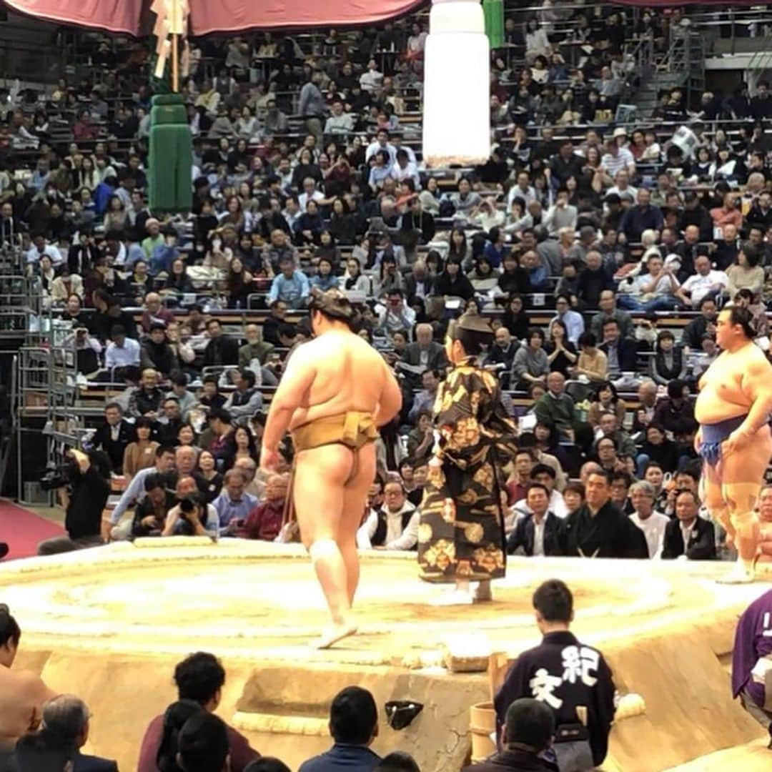 豊田陽平さんのインスタグラム写真 - (豊田陽平Instagram)「大相撲九州場所。鳥栖(都市)伝説。  #sumoday #琴欧洲関こと鳴戸親方 #数年前の鳥栖巡業の際 #某居酒屋にて遭遇済み #ですので二度目まして  #ごっつぁんです #口ずさんだこと無い日本人いない #説 #九州場所を十一月場所と言う九州男児いない #説 #お目当ては3人の郷土力士と横綱 #輝関_炎鵬関_遠藤関_白鵬関 #観に行った日 #舞の海さん解 #説 #右足から土俵に入る力士必ず白星 #説 #豊田関も右足から #でもこの試合は引き分け #なので物言いをつけられる #説  #これから朝晩が冷え込む季 #節 #いよいよJ1リーグ戦も残り3 #節 #手洗いうがいと最後まで一つになって戦うことが大 #切  #ps_最近笑わない男が注目されていますが #嬉しいときは笑顔で一枚 #悦」11月18日 15時00分 - yohei_toyoda_no.11