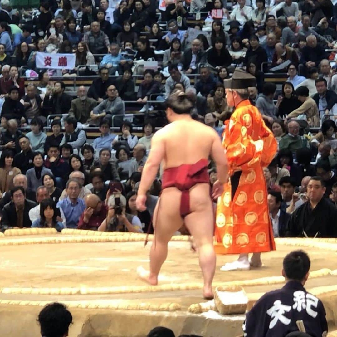 豊田陽平さんのインスタグラム写真 - (豊田陽平Instagram)「大相撲九州場所。鳥栖(都市)伝説。  #sumoday #琴欧洲関こと鳴戸親方 #数年前の鳥栖巡業の際 #某居酒屋にて遭遇済み #ですので二度目まして  #ごっつぁんです #口ずさんだこと無い日本人いない #説 #九州場所を十一月場所と言う九州男児いない #説 #お目当ては3人の郷土力士と横綱 #輝関_炎鵬関_遠藤関_白鵬関 #観に行った日 #舞の海さん解 #説 #右足から土俵に入る力士必ず白星 #説 #豊田関も右足から #でもこの試合は引き分け #なので物言いをつけられる #説  #これから朝晩が冷え込む季 #節 #いよいよJ1リーグ戦も残り3 #節 #手洗いうがいと最後まで一つになって戦うことが大 #切  #ps_最近笑わない男が注目されていますが #嬉しいときは笑顔で一枚 #悦」11月18日 15時00分 - yohei_toyoda_no.11