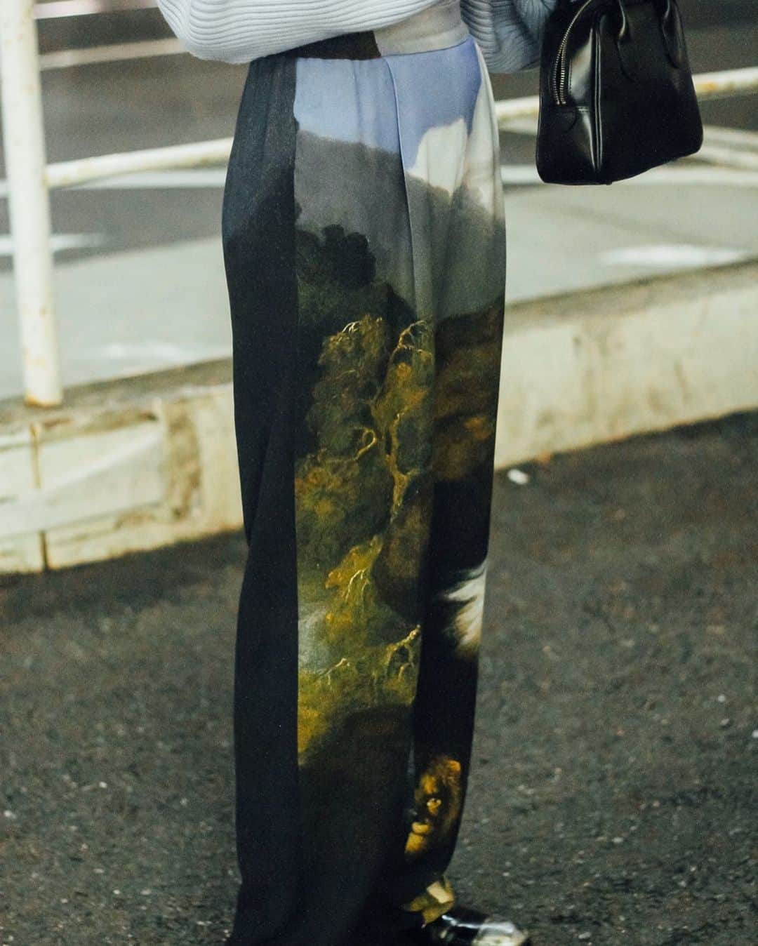 Fashionsnap.comさんのインスタグラム写真 - (Fashionsnap.comInstagram)「【#スナップ_fs】 Name Shino  Knitwear #JACQUEMUS Pants #STELLAMcCARTNEY Bag #COMMEdesGARCONS Shoes #JILSANDER Ring #MaisonMargiela  #fashionsnap #fashionsnap_women」11月18日 15時06分 - fashionsnapcom