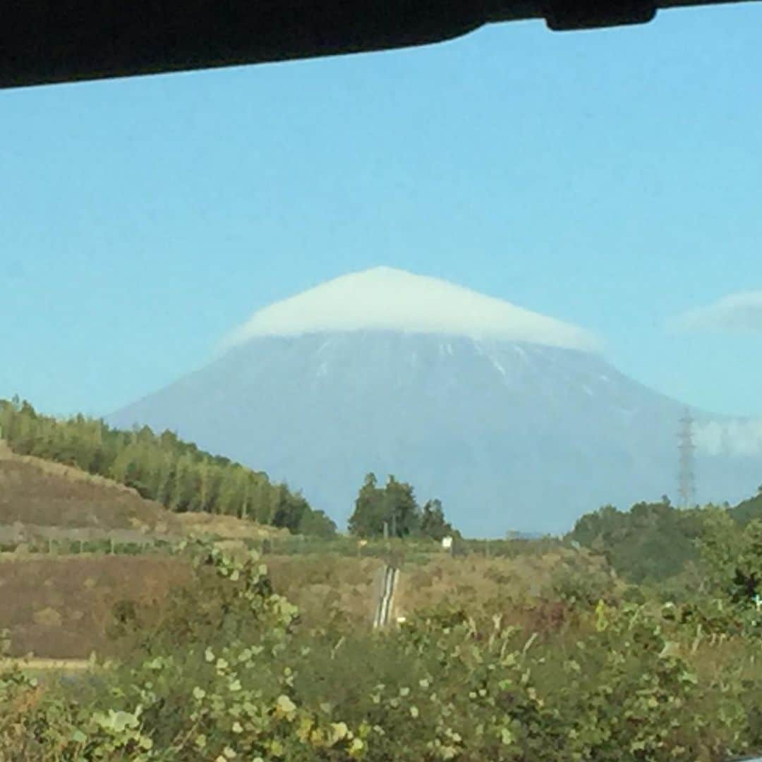 本田毅さんのインスタグラム写真 - (本田毅Instagram)「東京に戻る車中から見えた富士山。 いい具合に雲がトッピングされている。(^_−)−☆」11月18日 15時06分 - efg_takeshi_honda