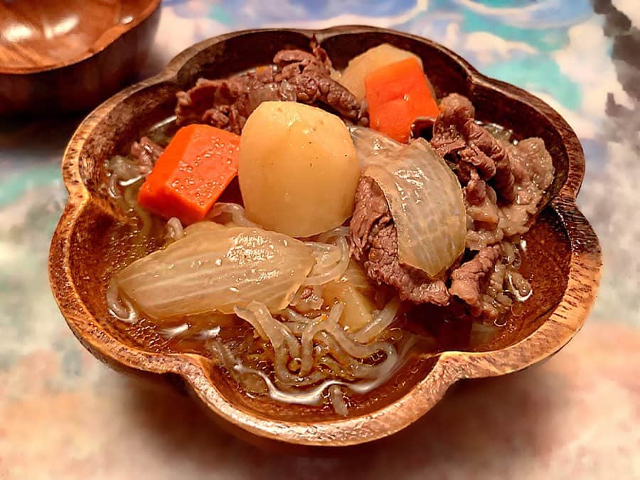 のインスタグラム：「お野菜が大好物なので普段から基本的に自炊生活なんですが、お休みの日は夕食準備にも時間をかけてお家ご飯を楽しんでおります💕﻿ ﻿ #休日﻿ #お家ご飯﻿ #煮物﻿ #肉じゃが﻿ #自炊﻿ #ディナータイム﻿ #夕食準備﻿ #夕食﻿ #お野菜﻿ #大好物﻿ #美食﻿ #美食家」