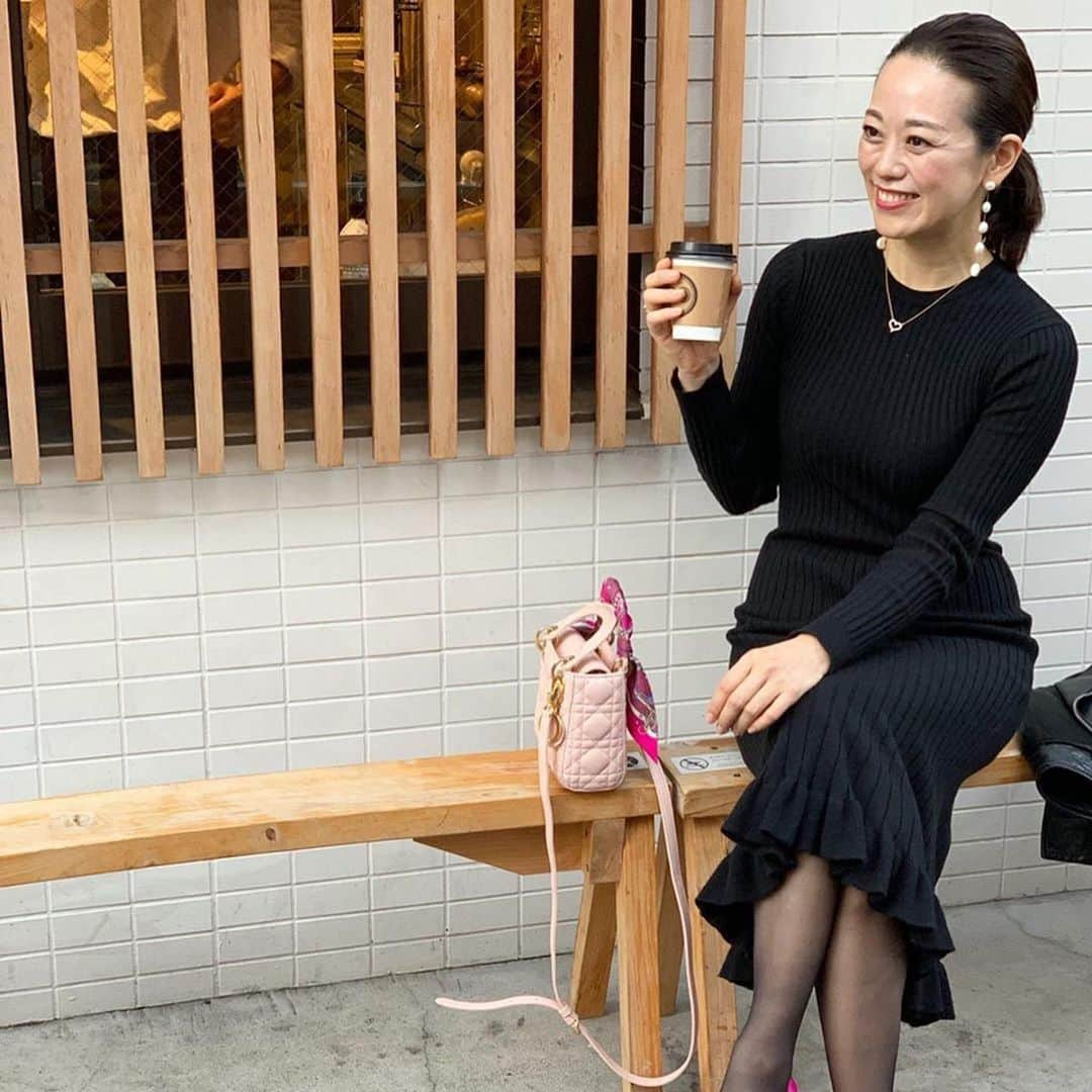 BIRTHDAY BASHさんのインスタグラム写真 - (BIRTHDAY BASHInstagram)「#Repost @mio_omodaka ・・・ ※ Tea time with Japanese roasted green tea 🍵 . 実は大好きなほうじ茶❤️ . ランチの後、お散歩しながら 八屋まで。 . あったかく美味しいほうじ茶に ほっこり✨ . このフラット生脚だと痛過ぎてやっと履ける季節に… . . #knitonepiece #birthdaybashshop  #bag #dior #flatshoes #manoloblahnik  #ridersjacket #saintlaurent  #八屋 #teastand #daikanyama #代官山 #fashion #instafashion #ファッション #コーティネート」11月18日 15時09分 - birthdaybashshop