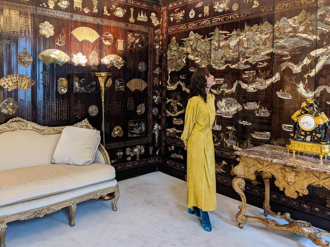 Yoshiko Kris-Webb クリス-ウェブ佳子さんのインスタグラム写真 - (Yoshiko Kris-Webb クリス-ウェブ佳子Instagram)「at Coco Chanel's apartment at 31 rue Cambon. ココ・シャネルのアパートメント 📃 @chanel.beauty に導かれ、今回パリで体験したスキンケアと研究所で学んだ美肌学のお土産話をお届けします。  大阪うめきたSHIPホールで11月22日(金)と23日(土)の2日間に亘って開催される @chanel.beauty のスキンケアライン#サブリマージュ のスペシャルイベントにゲストトーカーとして出演します。登壇時間は22日(金)の13:00からと14:30から。  特設会場にはサブリマージュの体験ブースも設置されます。CHANELの最高峰のスキンケアラインを是非この機会にご体験ください。」11月18日 15時25分 - tokyodame