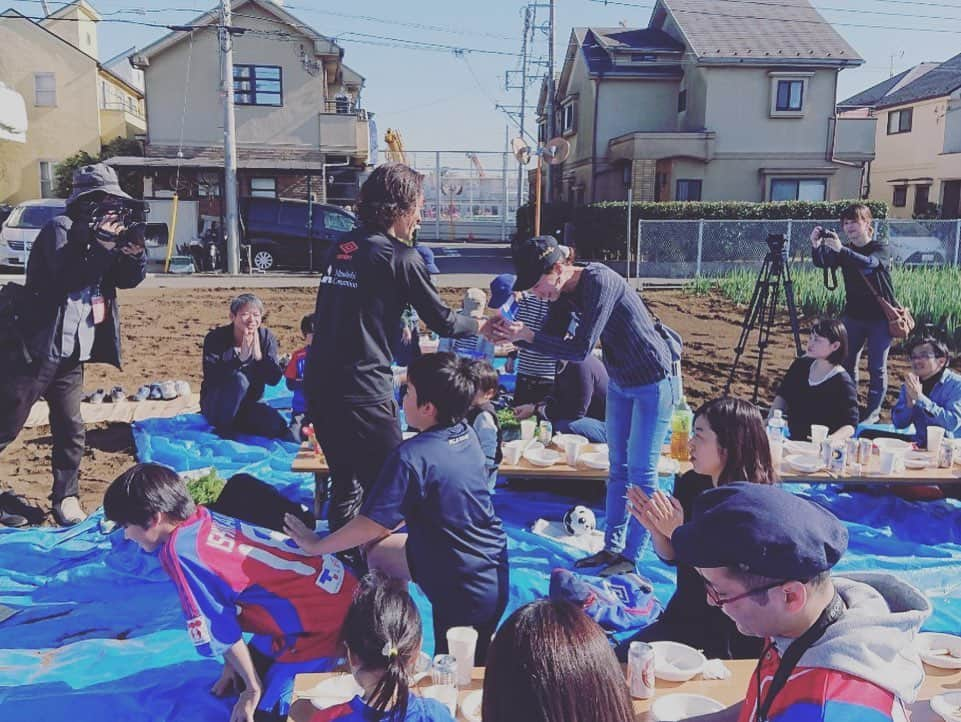 石川直宏さんのインスタグラム写真 - (石川直宏Instagram)「三鷹の畑で収穫&BBQ🥕🥦🍖✨ . 台風の影響で延期になっていたイベントを先週快晴の中、トレファルコさんや伊藤園さん、まちなか農家さんのご協力により無事開催出来ました🤝 . サツマイモ掘りを幼稚園の時にやって以来！？人参やブロッコリー、里芋を収穫し、採れたてをBBQでいただく贅沢👏✨ . 口にするものがどこで育ち、どのように収穫され出荷されているか。 この日の様な貴重な体験は、当たり前にある日常を、新たな思考や価値・感謝に気づかせてくれる。 . 何より新鮮で、気持ちが良くて、仲間と共有出来る機会は楽しい♪ . この様な新たな取り組みの中でも、想いや絆を繋げていきます🤝 . 関係者の皆さん、お集まりいただいた皆さん、ありがとうございました😊 . #三鷹 #Mitaka #伊藤園 #トレファルコ #まちなか農家 #都市農業 #野菜収穫 #BBQ #地域連携 #シャレン #fctokyo #FC東京 #tokyo #FC東京ファミリー #fctokyoclubcommunicator  #FC東京クラブコミュニケーター #CC」11月18日 15時25分 - sgss.18